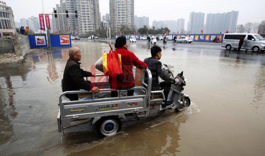 停暖日，管道爆管，馬路變“溫泉”